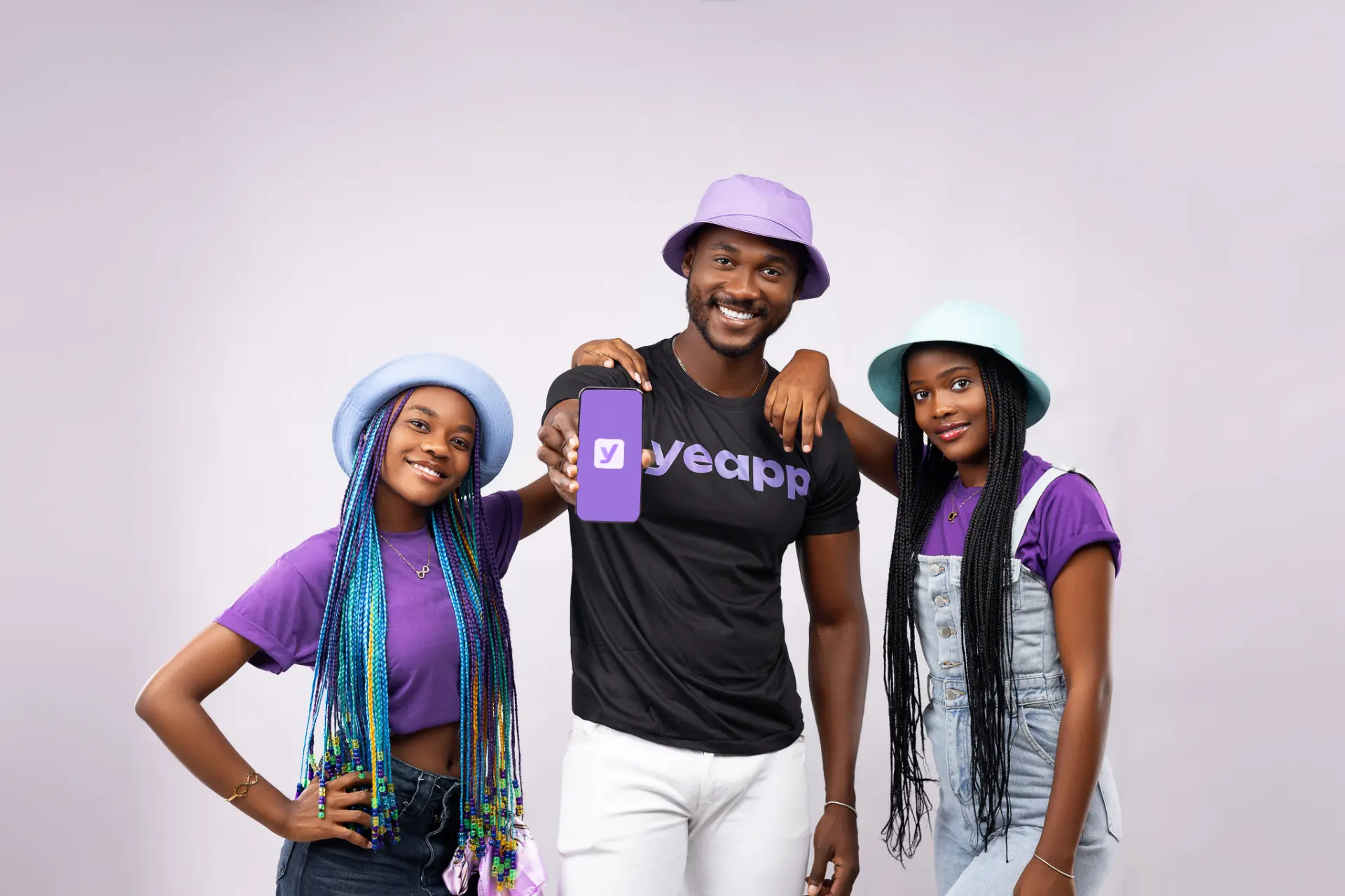 Três jovens com a app Yeapp no telemóvel