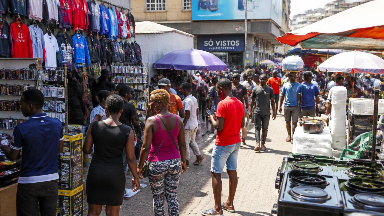 Rua movimentada de comércio em Luanda com eletrónica e vestuário
