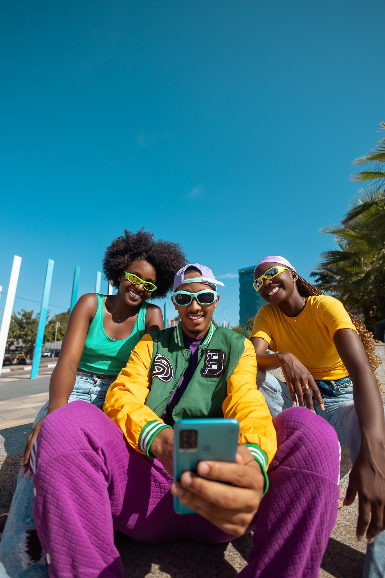 Amigos a tirar selfie em Luanda